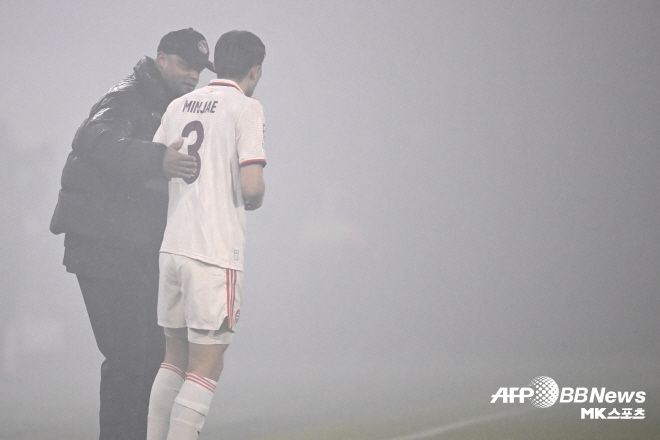 김민재는 뮌헨에 대한 애정을 여러 차례 나타낸 바 있다. 김민재는 4월 독일 ‘스포르트 빌트’와의 인터뷰에서 “나는 뮌헨에서 계속 뛰고 싶다. 내가 이 팀을 떠나야 할 이유가 없다”고 명확하게 말했다. 김민재는 이어 “나는 뮌헨에서 뛰는 게 좋다. 다음 시즌에도 이 팀에서 계속 뛰고 싶다. 지금 내게 중요한 건 하나다. 건강하게 다음 시즌을 맞이하는 것”이라고 했다. 김민재는 2025-26시즌에도 뮌헨의 후방을 지킬 수 있을까. 사진=AFPBBNews=News1