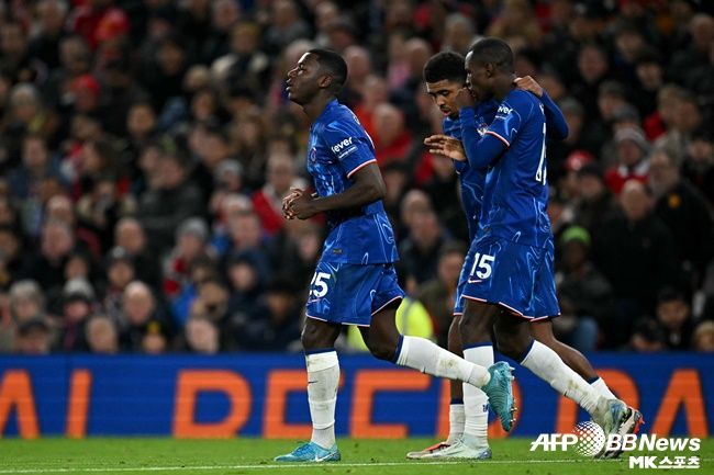 클럽 월드컵 결승전을 앞둔 첼시에 희소식이 전해졌다. 플루미넨시와의 대회 준결승전에서 발목을 다쳤던 미드필더 모이세스 카이세도가 빠른 회복세를 보인 것이다. 마레스카 감독은 “카이세도가 결승전을 앞둔 훈련에 부분적으로 참여했다”며 “카이세도의 회복 속도가 예상했던 것보다 빠르다”고 전했다. 이어 “카이세도의 출전 여부는 경기 당일 결정될 것”이라고 했다. 사진(잉글랜드 맨체스터)=ⓒAFPBBNews = News1