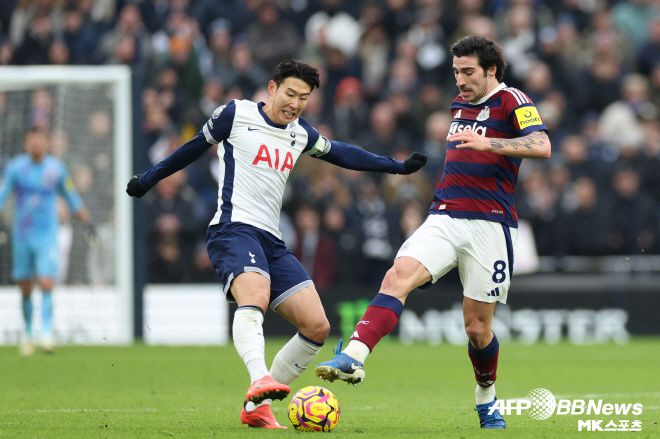 영국 ‘풋볼런던’은 ‘손흥민의 소속팀 합류가 늦은 이유를 설명했다. 풋볼런던은 “토트넘 선수들이 토마스 프랭크 신임 감독의 지도를 받으면서 첫 훈련을 성공적으로 마쳤다”며 “대다수 선수가 프랭크 감독과의 첫 훈련을 마친 가운데 핵심 선수 한 명이 보이지 않았다. 바로 손흥민”이라고 짚었다. 이어 “손흥민은 일찍이 구단과의 협의로 조금 늦게 합류하기로 했다. 손흥민은 가족을 위해 팀 합류를 조금 늦췄다”고 했다. 사진=AFPBBNews=News1