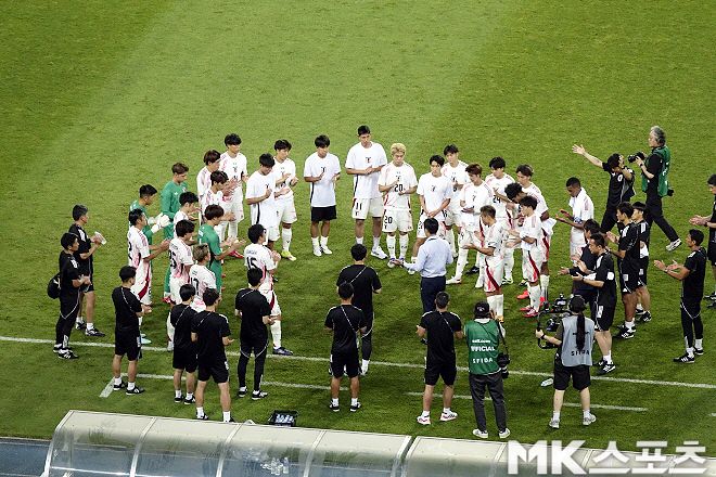 일본 선수들이 경기 후 모리야스 하지메 감독의 이야기를 듣고 있다. 사진=이근승 기자