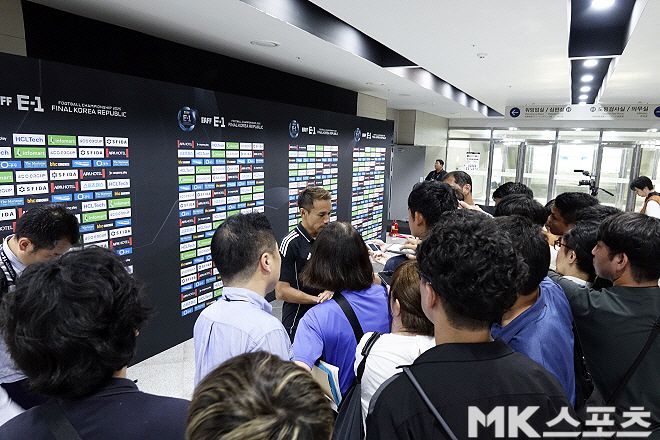 공동취재구역에서 나가토모 유토와 이야기를 나누고 있는 일본 취채진. 사진=이근승 기자