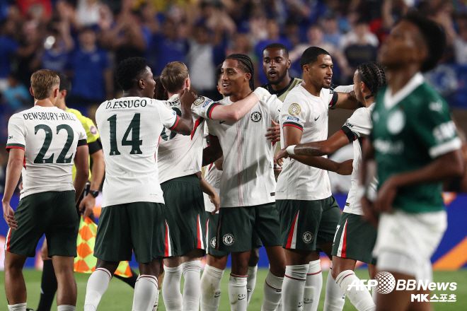 마레스카 감독은 결승전에 앞서 열린 공식 기자회견에서 이렇게 말했다. “PSG는 세계 최고의 팀이다. 우린 우리만의 방식으로 PSG에 맞서겠다. 나는 체스를 좋아한다. 체스를 두는 것, 보는 것 모두 좋아한다. 축구는 체스와 비슷하다. 상대가 움직이면 곧바로 대응해야 한다. 이번 경기는 체스와 아주 유사할 것이다.” 마레스카 감독은 덧붙여 “PSG는 2024-25시즌에만 4개의 우승컵을 들어 올렸다. 특히나 그들의 오랜 바람이었던 유럽축구연맹(UEFA) 챔피언스리그(UCL) 정상에 올랐다. PSG는 UCL 결승전에서 인터 밀란(이탈리아)을 5-0으로 대파했다. 그런 PSG를 상대하는 클럽 월드컵 결승전은 쉽지 않을 거다. 하지만, 플루미넨시(브라질)는 인터 밀란을 잡았고, 알 힐랄(사우디아라비아)은 맨체스터 시티(잉글랜드)를 제압했다. 조별리그에선 보타포구(브라질)가 PSG를 잡기도 했다. 이것이 축구”라고 했다. 사진=AFPBBNews=News1