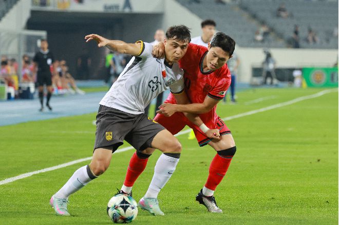 7일 경기도 용인미르스타디움에서 열린 2025년 동아시아축구연맹(EAFF) E-1 챔피언십(동아시안컵) 남자부 한국과 중국의 경기. 한국 이동경이 중국 우미티장 위쑤푸와 몸싸움하고 있다. 사진=연합뉴스 제공