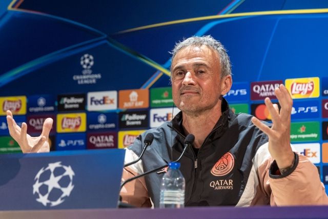 영국 ‘가디언’에 따르면 PSG 루이스 엔리케 감독은 첼시와의 클럽 월드컵 결승전을 앞두고 이렇게 말했다. “2024-25시즌 마지막 경기다. 우린 여기서 또 하나의 우승컵을 들어 올릴 수 있다. 쉬운 일은 아니다. 매우 어려울 거다. 우린 첼시전이 얼마나 어려울지 인지해야 한다. 나는 첼시 엔조 마레스카 감독을 존경한다. 첼시는 아주 강한 팀이다. 2024-25시즌 잉글랜드 프리미어리그(EPL) 4위에 올랐다. 첼시는 UEFA 콘퍼런스리그에선 우승컵을 들어 올렸다. 첼시는 강한 전방 압박과 빌드업에 능한 공격적인 팀이다. 절대 쉬운 상대가 아니다. 우린 100% 집중해서 역사적인 시즌을 마무리할 것이다.” 사진=EPA=연합뉴스 제공