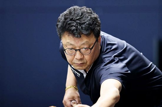 지난시즌 PBA 1부투어에서 활약했던 ‘70세’ 김무순이 올시즌 드림투어 개막전 16강에서 매서운 집중력으로 역전승을 거뒀다. (사진=PBA)