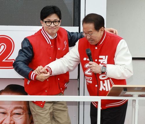 한동훈 전 국민의힘 대표와 권영세 국민의힘 의원. [사진 출처 = 연합뉴스]