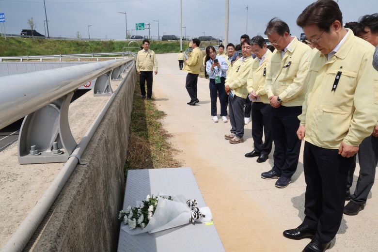 李 오송 참사 2주기 추모 이재명 대통령이 14일 충북 청주시 오송읍 궁평2지하차도 참사 현장을 찾아 묵념하고 있다. 김호영 기자