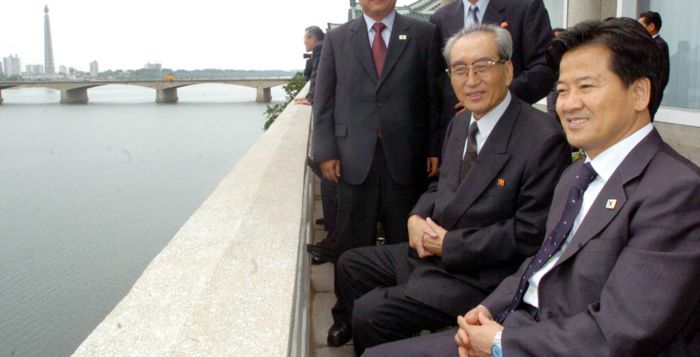 정동영 통일부 장관 후보자가 과거 장관 재직 시절에 방북해 평양 옥류관에서 오찬후 대동강변에서 김기남 북측 조국평화통일위원회 부위원장과 이야기를 나누고 있다. [매경DB 자료사진]