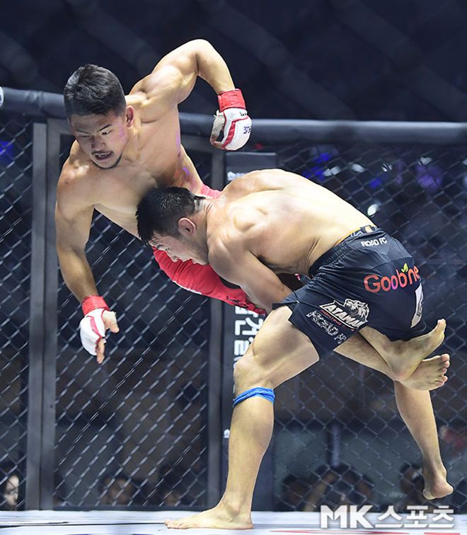 이리스켈디 두이셰예프가 2025년 6월 서울특별시 중구 장충체육관 로드FC73 2부 제3경기 63㎏ 5분×3라운드에서 김현우를 넘어뜨리고 있다. 사진(서울 장충동)=김영구 기자