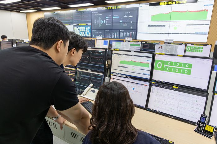 KT 관계자들이 경기 과천시 KT 네트워크 관제센터에서 정보보안 현황을 모니터링하고 있다. [사진 = KT]