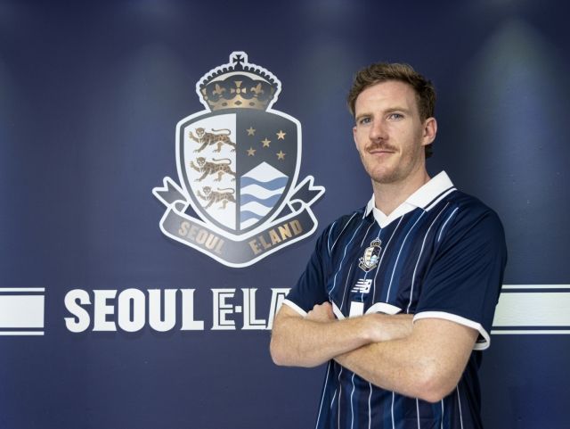 아론은 “몸 상태는 매우 좋고 뛸 준비도 되어 있다. 서울 이랜드가 공격력이 좋은 팀인 만큼 실점을 최소화하고 클린시트를 지켜낸다면 더 많은 승리와 함께 더 높은 순위에 오를 수 있을 것이라 생각한다”고 말했다. 사진=서울 이랜드 제공