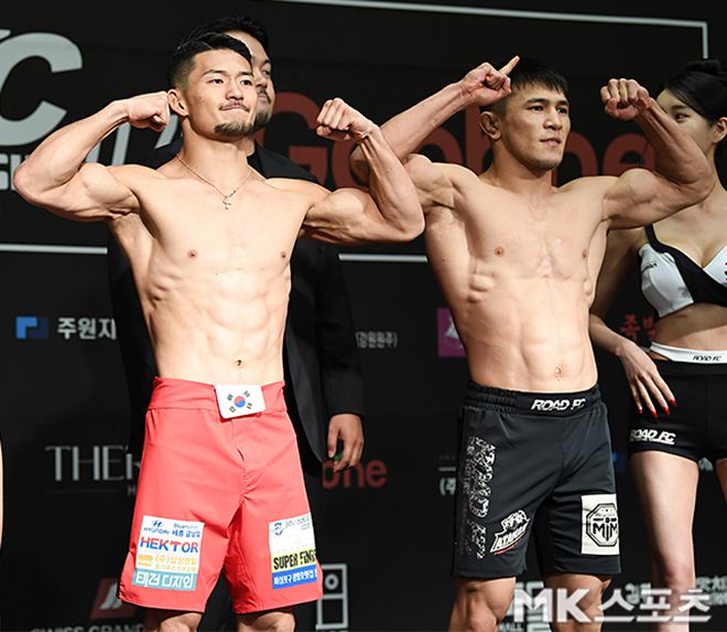 김현우와 이리스켈디 두이셰예프가 2025년 6월 스위스그랜드호텔 서울컨벤션센터 로드FC73 2부 제3경기 공개 계체 촬영을 하고 있다. 사진(서울 홍은동)=천정환 기자