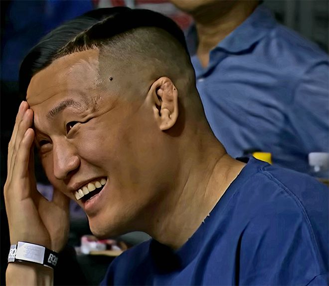 이리스켈디 두이셰예프가 2025년 6월 로드FC73 2부 제3경기 승리 후 “코리안 좀비 선배님, 정말 존경합니다만 다음 상대로 한번 붙읍시다”라고 말하자 서울특별시 중구 장충체육관 VVIP석의 정찬성 Z-Fight Night 대표가 당황하며 웃고 있다. 사진=세계격투스포츠협회