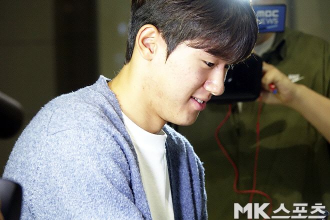 이날 인천공항을 찾은 팬들에게 사인해 주고 있는 윤도영. 사진=이근승 기자