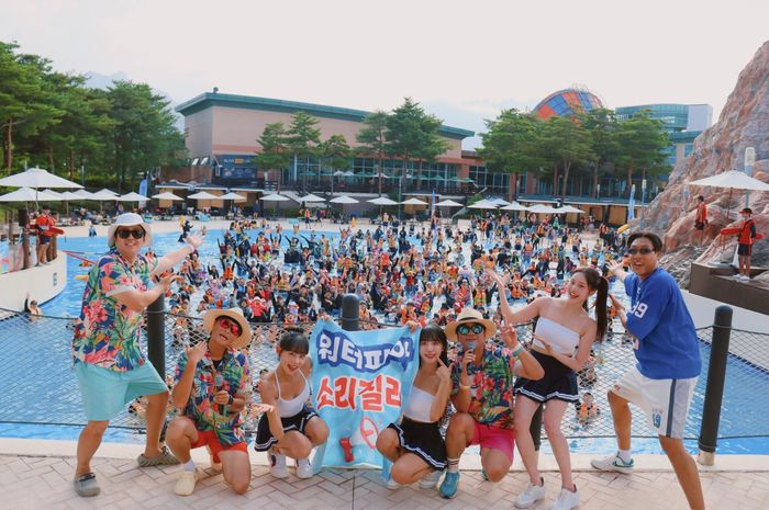 스플래시 페스타를 즐기는 방문객들 / 사진=한화호텔앤드리조트