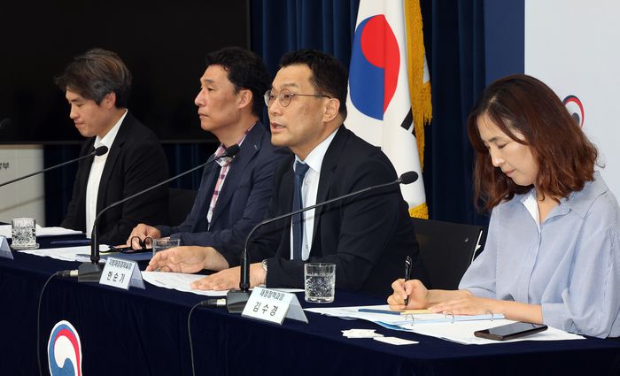 행정안전부 한순기 지방재정경제실장(오른쪽 두 번째)이 15일 정부세종청사 민원동 공용브리핑실에서 2025년 8회 정책설명회 ‘민생회복 소비쿠폰 10문 10답’을 설명하고 있다. 왼쪽부터 조석훈 재정정책과 서기관, 하종목 지방재정국장, 한 실장, 김수경 재정정책과장. [연합뉴스]