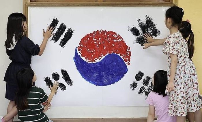 제헌절인 지난해 17일 초등학생들이 손바닥에 물감을 묻혀 태극기를 만들고 있다. [사진  = 연합뉴스]