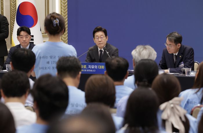 이재명 대통령이 16일 청와대 영빈관에서 열린 ‘기억과 위로, 치유의 대화’ 사회적 참사 유가족 간담회에서 12·29 제주항공 여객기 참사 유가족 발언을 듣고 있다. [사진 출처 = 대통령실통신사진기자단, 연합뉴스]