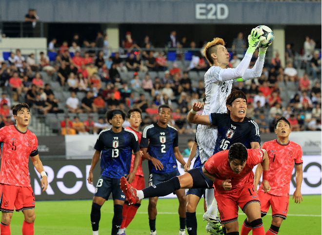 15일 경기도 용인미르스타디움에서 열린 2025년 동아시아축구연맹(EAFF) E-1 챔피언십(동아시안컵) 남자부 최종 3차전 한국과 일본의 경기. 한국 골키퍼 조현우가 볼을 잡고 있다. 사진=연합뉴스 제공