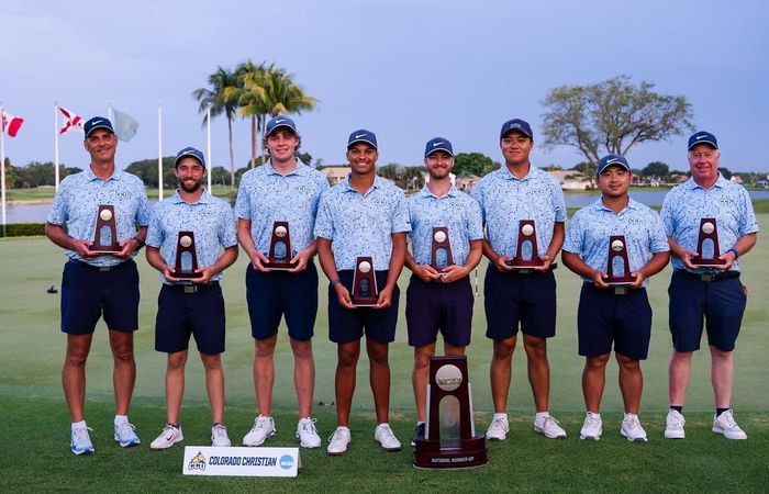 콜로라도 기독교 대학교 골프부 동료들과 함께 기념 촬영을 하고 있는 조성엽. CCU