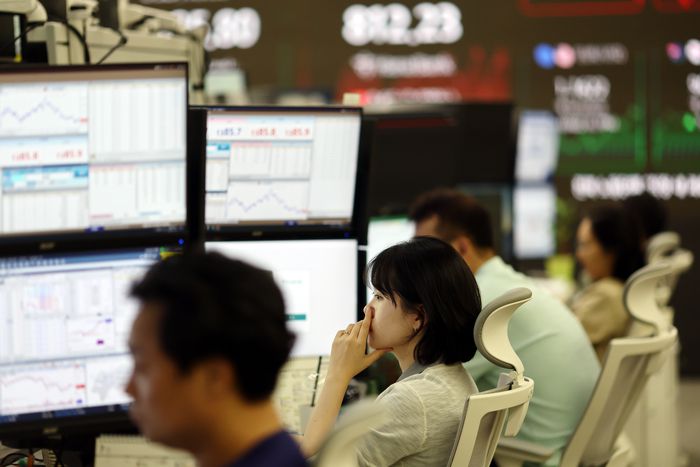 코스피가 28.90p(0.90%) 내린 3,186.38에 장을 마감한 16일 서울 하나은행 본점 딜링룸에서 딜러들이 업무를 보고 있다. [연합뉴스]