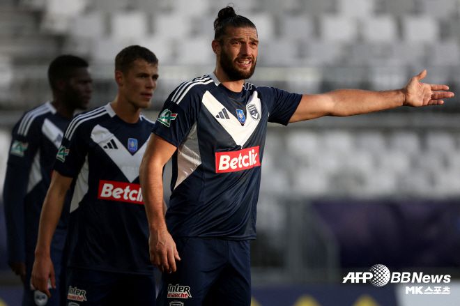 캐롤은 ‘돈보다 중요한 건 축구’란 걸 강조하기도 했다. 캐롤은 “보르도 생활은 만족스러웠다. 하지만, 가족과 떨어져서 지내야 하는 아쉬움이 있었다. 이젠 가족과 함께해야 한다. 프랑스, 이탈리아, 스페인 등의 여러 팀에서 좋은 제안을 받았다. 더 큰 돈을 거머쥘 수도 있었다. 그러나 나는 대거넘 앤 레드브리지를 택했다. 나는 더 행복하고 싶다. 가족이 함께해야 한다”고 했다. 캐롤은 덧붙여 “축구는 내 취미였다. 나는 운이 좋게도 축구로 큰돈을 벌었다. 취미로 큰돈을 벌 수 있다는 건 엄청난 행운이다. 이제 내게 돈은 중요하지 않다. 나는 축구를 사랑한다. 뛸 때마다 큰 행복을 느낀다”고 했다. 사진=AFPBBNews=News1