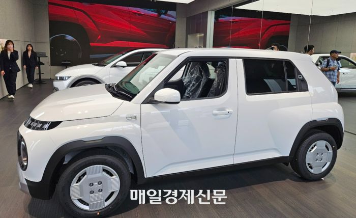 일본 요코하마 미나토미라이에 있는 현대차 쇼룸. 전면에 전기차 인스터가 전시되어 있다. [도쿄 이승훈 특파원]