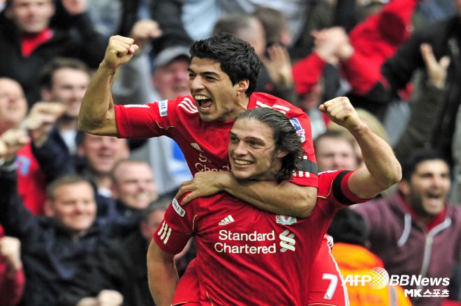 앤디 캐롤(36·잉글랜드)이 잉글랜드 6부 리그로 향했다. 캐롤은 한때 잉글랜드 프리미어리그(EPL) 최고 이적료를 기록했던 스트라이커다. 영국 ‘더 선’은 7월 13일 “캐롤이 대거넘 앤 레드브리지 FC에 합류했다”며 “캐롤은 프랑스 4부 리그 지롱댕 드 보르도로 떠난 뒤 1년 만에 잉글랜드로 돌아왔다”고 단독 보도했다. 이어 “대거넘 앤 레드브리지는 새 시즌을 앞두고 카타르 투자그룹으로 인수됐다. 캐롤은 새롭게 시작하는 대거넘 앤 레드브리지에서 다시 한 번 날아오를 것”이라고 했다. 캐롤은 한때 세계 최고의 스트라이커가 될 재능으로 꼽혔다. 캐롤은 뉴캐슬 유나이티드 시절 194cm 키에 강한 힘을 앞세워 EPL 정상급 스트라이커로 평가받기도 했다. 사진=AFPBBNews=News1