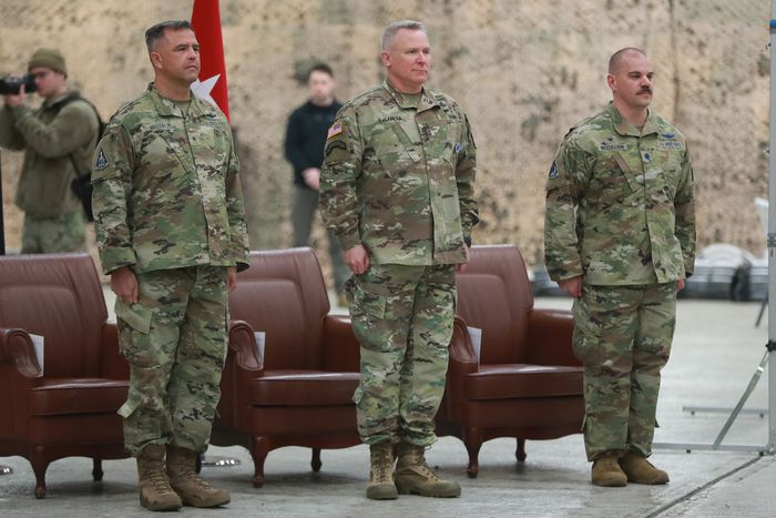 폴 라카메라 주한미군 사령관(가운데), 앤소니 매스텔러 인도·태평양 우주군 사령관(왼쪽), 조슈아 맥컬리언 주한미 우주군 사령관이 지난 2022년 12월 14일 경기도 평택시 오산에어베이스에서 열린 주한미군 우주군 창설식에 자리하고 있다. [사진 = 사진공동취재단]