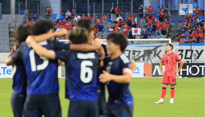 15일 경기도 용인미르스타디움에서 열린 2025년 동아시아축구연맹(EAFF) E-1 챔피언십(동아시안컵) 남자부 최종 3차전 한국과 일본의 경기 전반전. 일본 저메인 료의 선제골로 기뻐하는 선수들 뒤로 한국 이동경이 아쉬워하고 있다. 사진=연합뉴스 제공