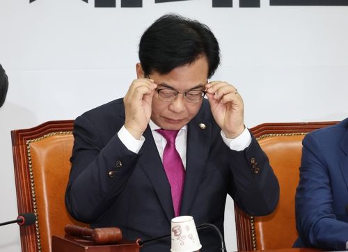 송언석 국민의힘 비상대책위원장 겸 원내대표(왼쪽)가 17일 국회에서 열린 비상대책위원회의가 비공개로 전환 되자 안경을 고쳐쓰고 있다. [사진 출처 = 연합뉴스]