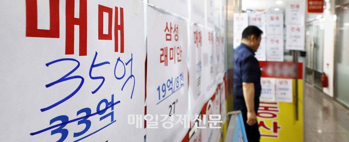 서울 송파구의 한 공인중개사무소 앞에 아파트 거래 금액이 붙어 있다. [김호영기자]