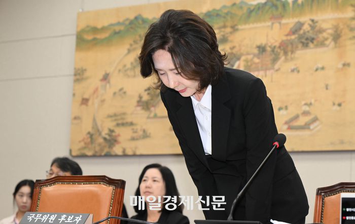 이진숙 사회부총리 겸 교육부 장관 후보자가 16일 서울 여의도 국회 교육위원회에서 열린 인사청문회에서 자녀 조기 유학 등 논란과 관련해 고개숙여 사과하고 있다. 2025.7.16 [이충우 기자]