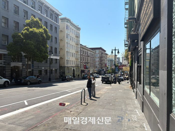 샌프란시스코 텐더로인 지구의 한 블록. 이곳에서 만난 한 주민은 “1년 전만 해도 이곳에는 노숙자 텐트가 가득했는데 지금은 많이 줄었다”라고 말했다. [사진=원호섭 기자]