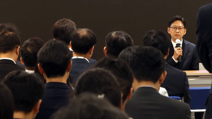 배경훈 과학기술정보통신부 장관이 17일 정부세종청사 과기정통부 대강당에서 열린 취임식에서 직원들의 질문에 답하고 있다. 2025.7.17 [사진 = 연합뉴스]