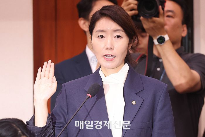 강선우 여성가족부 장관 후보자가 14일 국회 여성가족위원회에서 열린 인사청문회에서 선서하고 있다. 2025.7.14 [이충우 기자]
