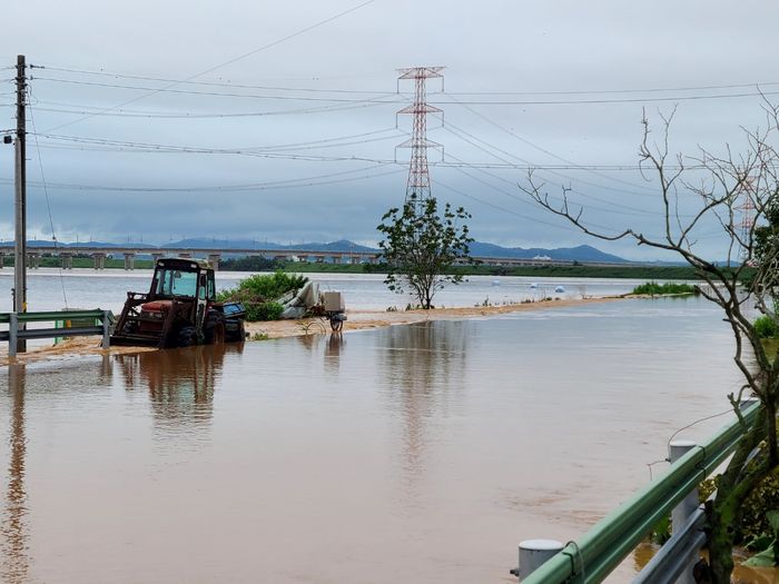 17일 예산군 고덕면 구만리에 내린 비로 일대가 침수돼 있다. [사진 = 독자제공, 연합뉴스]