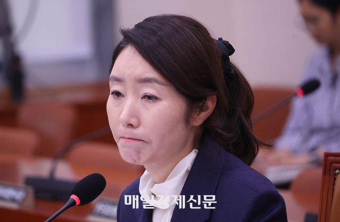 강선우 여성가족부 장관 후보자가 14일 오후국회 여성가족위원회에서 열린 인사청문회에질문을 받으며 눈시울을 붉히고 있다. 2025.7.14[이충우기자]
