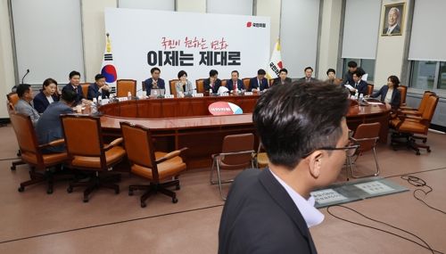 17일 국회에서 열린 국민의힘 비상대책위원회의가 비공개로 전환 되고 있다. [사진 출처 = 연합뉴스]