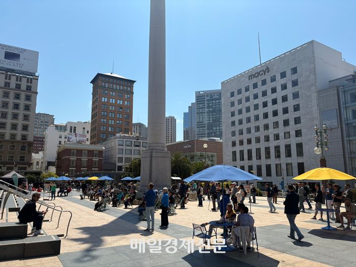 샌프란시스코 유니언 스퀘어. 한 샌프란시스코 주민은 “2019년에는 지금보다 사람이 두세배 많았다. 아직 부족하다”라며 “그래도 1년 전과 비교하면 나아지고 있는 상황”이라고 말했다.  [사진=원호섭 기자]