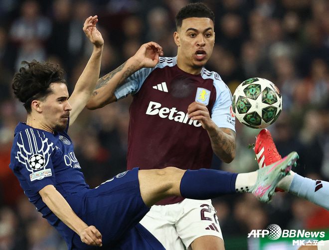 첼시가 로저스를 품으려는 데는 두 가지 이유가 있다. 첫 번째는 공격력 강화다. 로저스는 기록에서 알 수 있듯이 EPL 정상급 공격 자원으로 성장 중이다. 로저스가 2선 모든 포지션을 소화할 수 있다는 점도 첼시의 마음을 사로잡고 있다. 두 번째는 첼시의 상황이다. 첼시는 UEFA 재정 규정 위반으로 벌금과 제재를 받았다. UEFA는 “수익과 지출의 균형을 맞추지 않으면 새 영입 선수를 등록할 수 없다”고 엄포를 놓았다.  첼시는 이제 정리에 들어가야 한다. 내칠 선수는 내쳐야 한다는 뜻이다. 첼시는 동시에 잠재력이 큰 선수를 데려오길 원한다. 대표적인 선수가 로저스다. 사진=AFPBBNews=News1