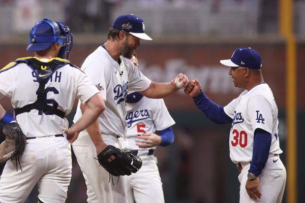 데이브 로버츠 감독이 커쇼를 교체하면서 인사를 나누고 있다. 사진= Brett Davis-Imagn Images= 연합뉴스 제공