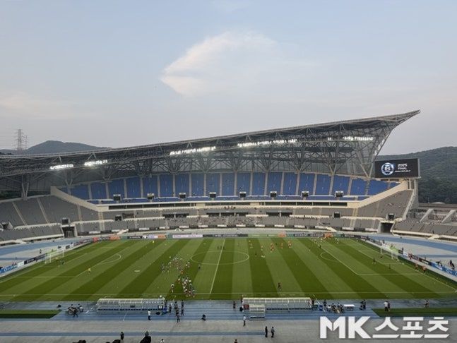 7일 한국과 홍콩전이 열렸던 용인미르스타디움. 킥오프 전 양 팀의 훈련이 시작됐지만, 팬들의 모습을 찾기 힘들 정도. 사진=김영훈 기자