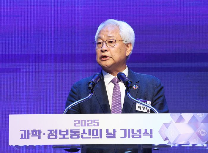 이태식 한국과학기술단체총연합회(한국과총) 회장이 지난 4월 서울 강남구 한국과학기술회관에서 열린 ‘2025년 과학·정보통신의 날 기념식’에서 인사말을 하고 있다. [사진=연합뉴스]