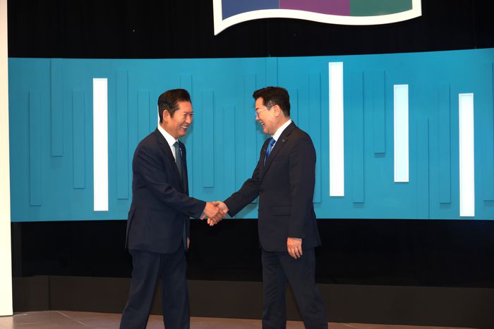 정청래, 박찬대 더불어민주당 당대표 후보가 16일 서울 목동 SBS 스튜디오에서 열린 더불어민주당 당대표 후보 토론회에서 악수하고 있다. [국회사진기자단]