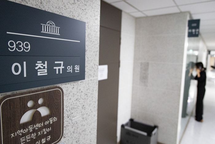 해병대원 순직사건 관련 의혹을 수사하는 이명현 특별검사팀이 ‘임성근 전 해병대1사단장 구명로비 의혹’ 관련해 이철규 국민의힘 의원에 대한 참고인 신분 압수수색에 착수한 18일 서울 여의도 국회 의원회관 이 의원 사무실에 적막이 흐르고 있다. 2025.7.18 [뉴스1]