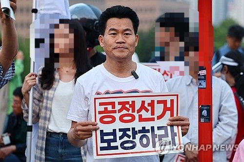 전 한국사 강사 전한길 씨가 지난 5월 30일 경기도 과천시 중앙선거관리위원회 앞에서 열린 사전투표 폐지 및 공정선거 보장 촉구 집회에 참석하고 있다. [사진 출처 = 연합뉴스]