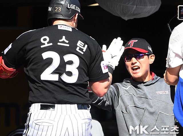 오스틴과 염경엽 감독. 사진=천정환 기자