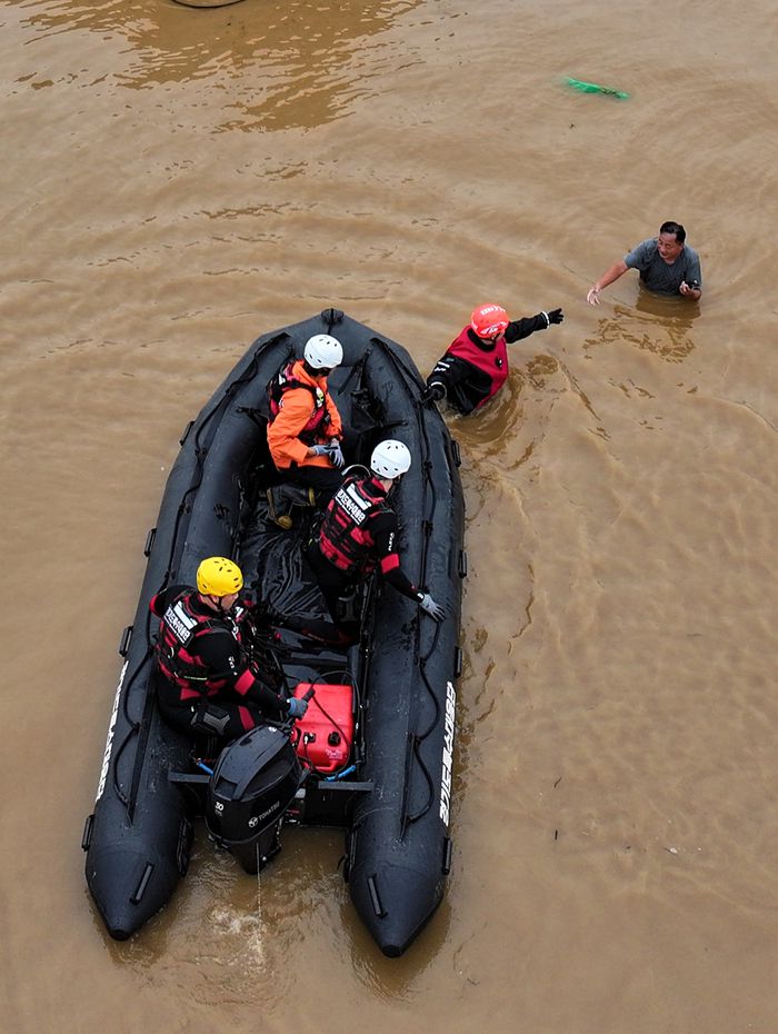 충청권을 중심으로 호우특보가 내려진 17일 충남 당진시 행정동에서 경기도특수대응단이 역천 범람으로 고립된 주민을 구조하고 있다. 뉴스1