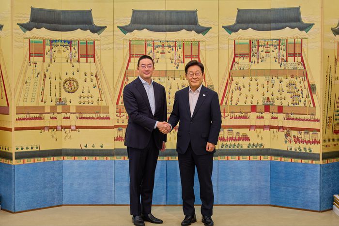 지난 15일이재명 대통령이 구광모 LG그룹 회장을 용산 대통령 관저로 초청해 면담에 앞서 악수하고 있다. 대통령실